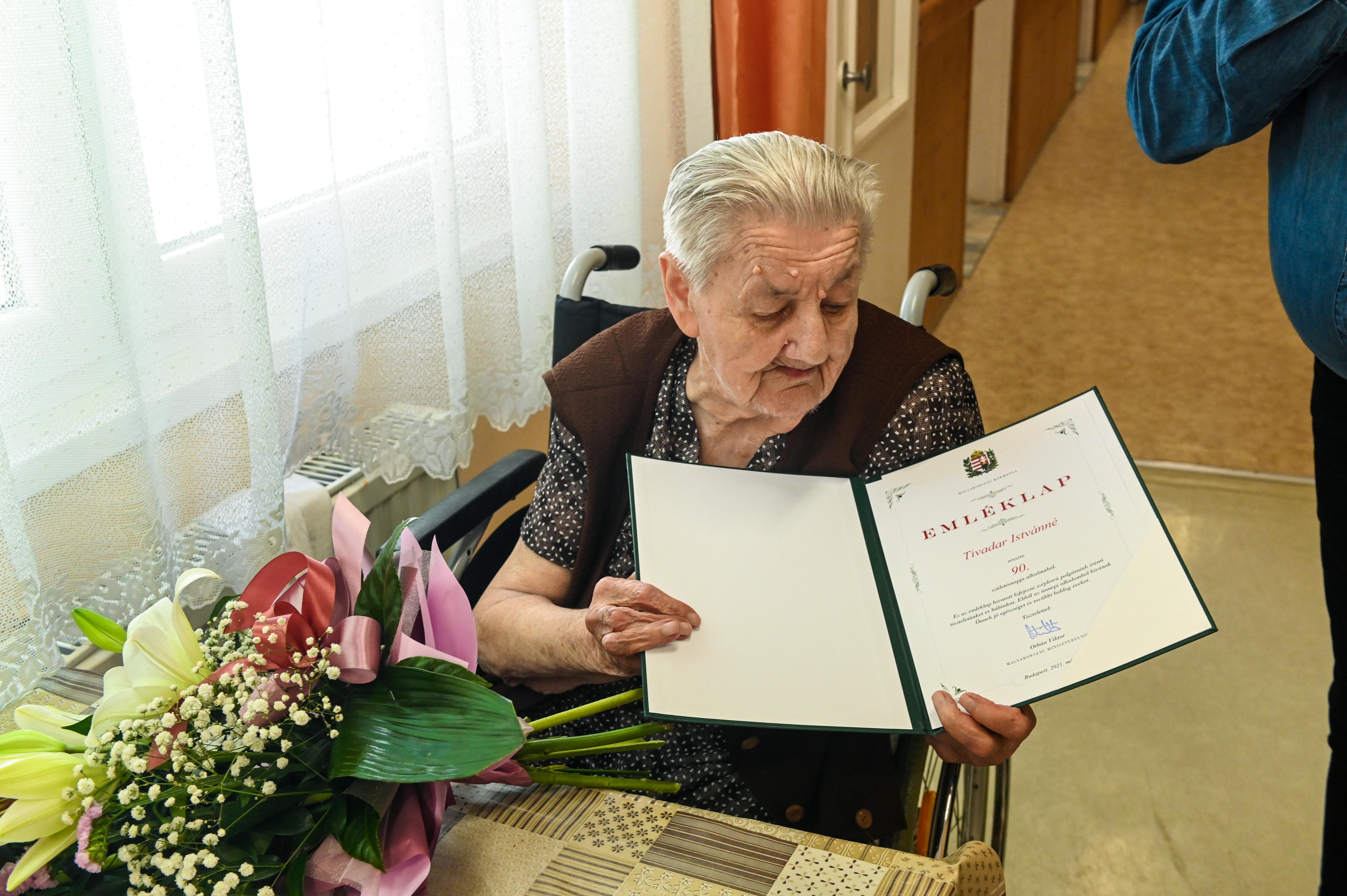 A 90 éves Tivadar Istvánnét köszöntötte Szekszárd aljegyzője